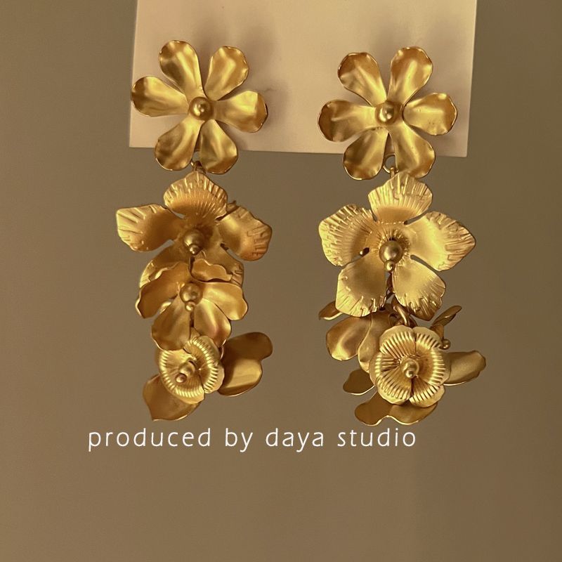Retro Gold Exaggerated Flower Ear Clips, High-end and Elegant Earrings, Elegant and Noble Earrings Without Ear Holes